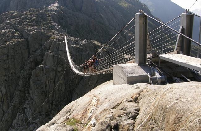 Nếu đã từng nghe nói đến dãy núi Alps hùng vĩ của Thụy Sĩ thì chắc hẳn bạn cũng đã biết tới cầu dây võng Trift.  Cây cầu độc dị này là cây cầu dành cho người đi bộ dài nhất thế giới với tổng chiều dài 170m.